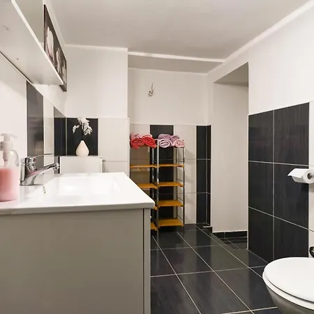 Prázdninový dům Villa Romantica Avec Piscine, 5 Studio Appartements, 5 Salles De Bains, 5 Cuisines, 12 Personnes