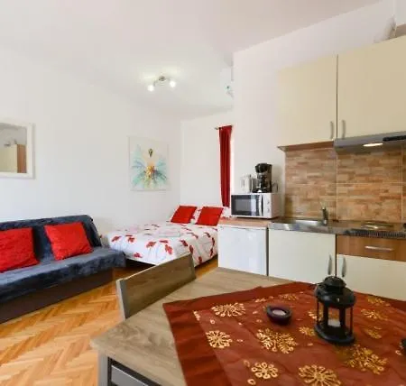 Villa Romantica Avec Piscine, 5 Studio Appartements, 5 Salles De Bains, 5 Cuisines, 12 Personnes