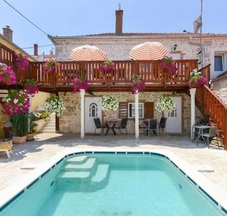 Villa Romantica Avec Piscine, 5 Studio Appartements, 5 Salles De Bains, 5 Cuisines, 12 Personnes