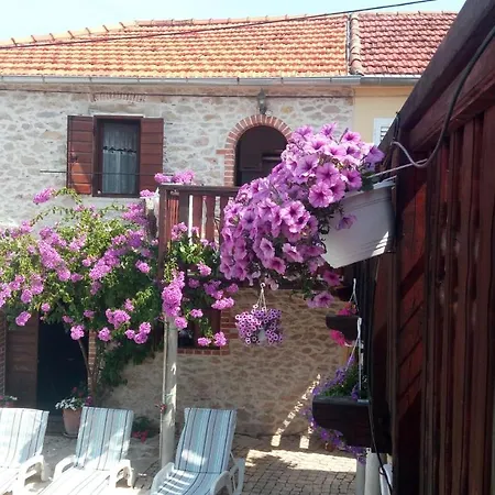 Prázdninový dům Villa Romantica Avec Piscine, 5 Studio Appartements, 5 Salles De Bains, 5 Cuisines, 12 Personnes *
